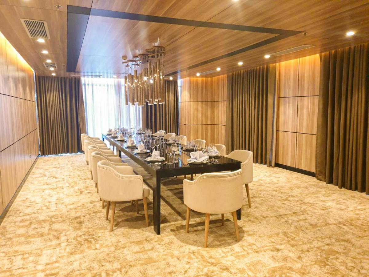 Diamond Stars Ben Tre Hotel Exteriör bild A private dining room at the restaurant