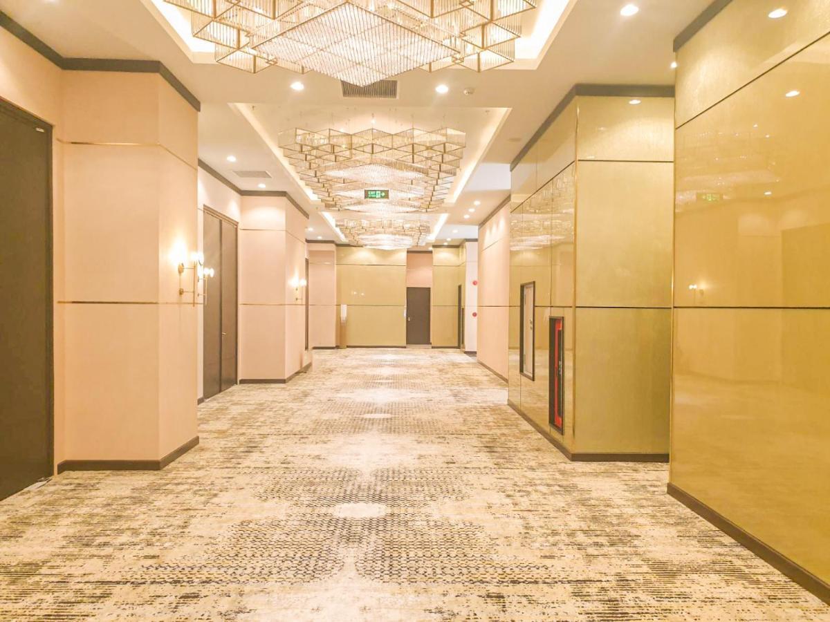 Diamond Stars Ben Tre Hotel Exteriör bild A corridor in a hotel