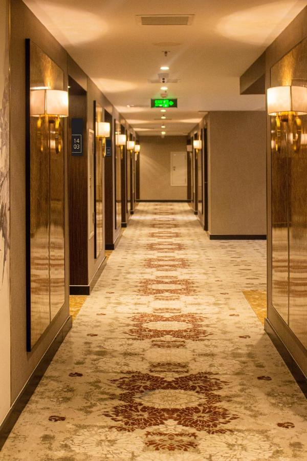 Diamond Stars Ben Tre Hotel Exteriör bild A corridor in a hotel