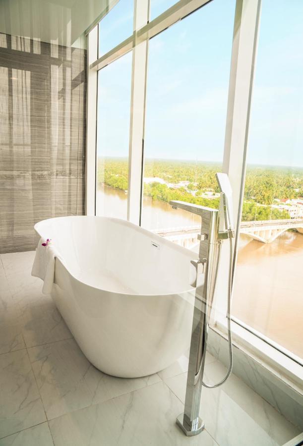 Diamond Stars Ben Tre Hotel Exteriör bild A freestanding bathtub