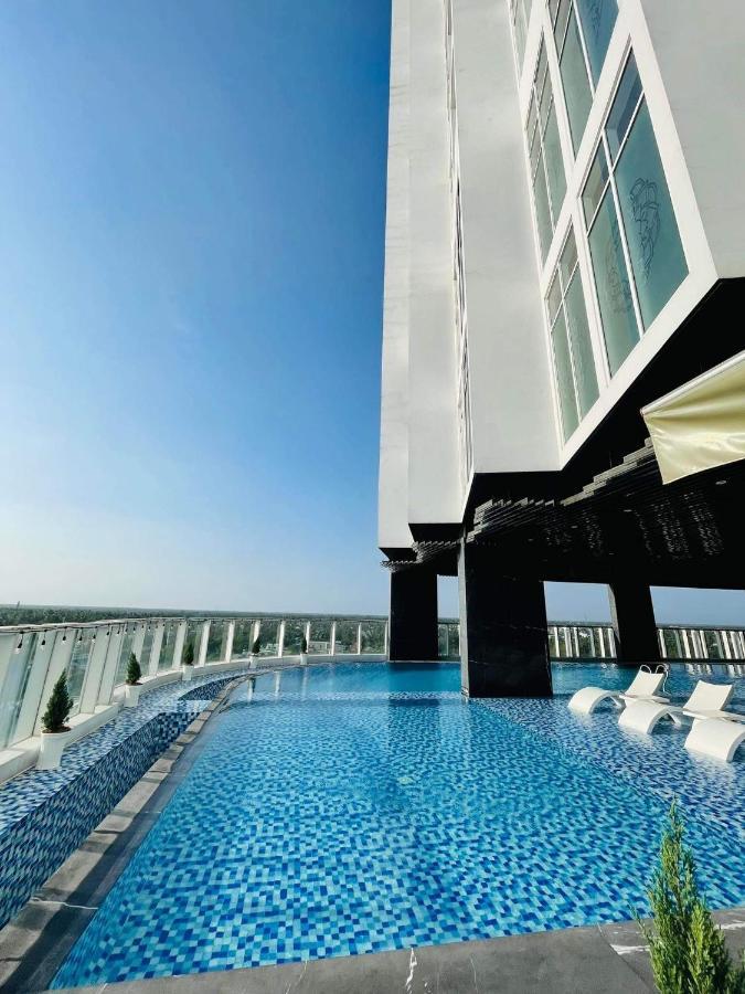 Diamond Stars Ben Tre Hotel Exteriör bild The pool at the 360° Sky Bar