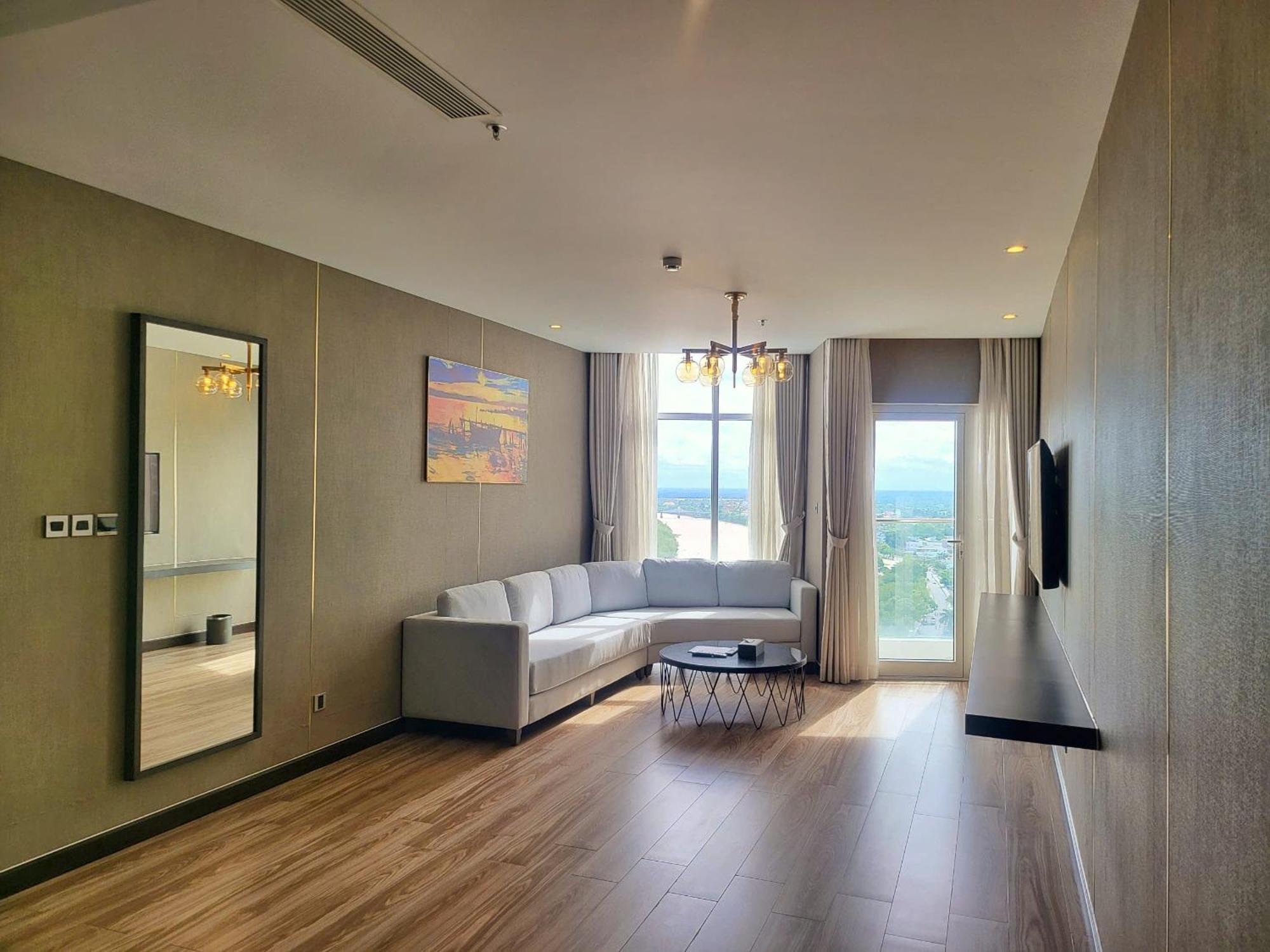 Diamond Stars Ben Tre Hotel Exteriör bild Living room of a suite at the hotel