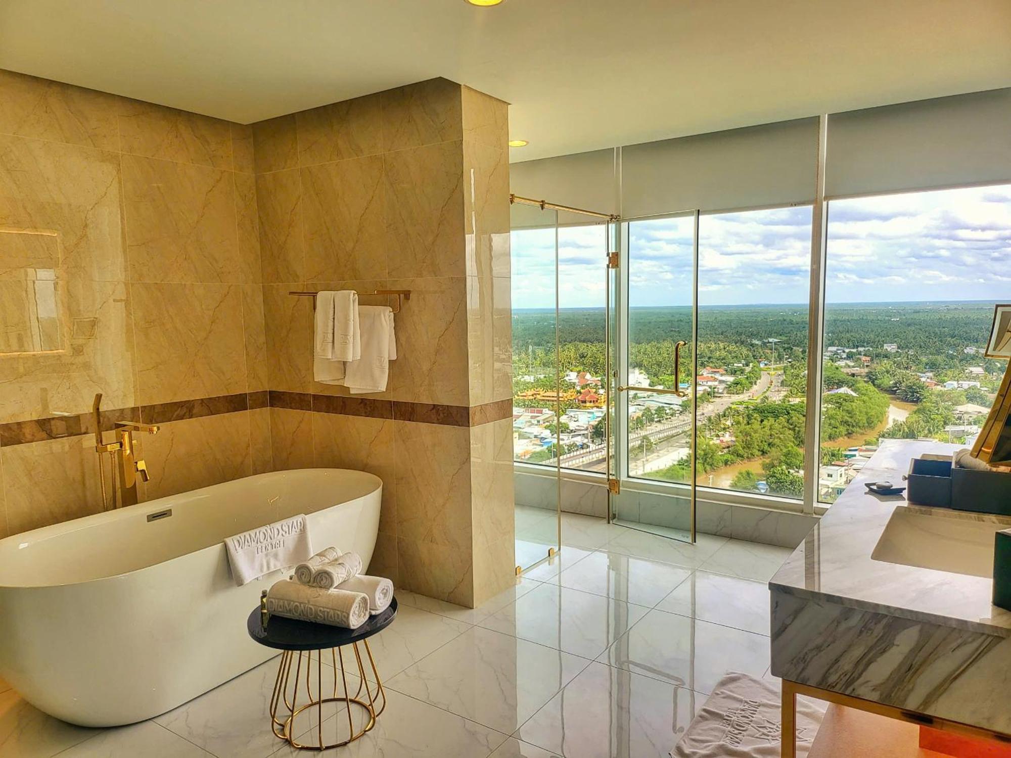 Diamond Stars Ben Tre Hotel Exteriör bild Bathroom of a suite at the hotel