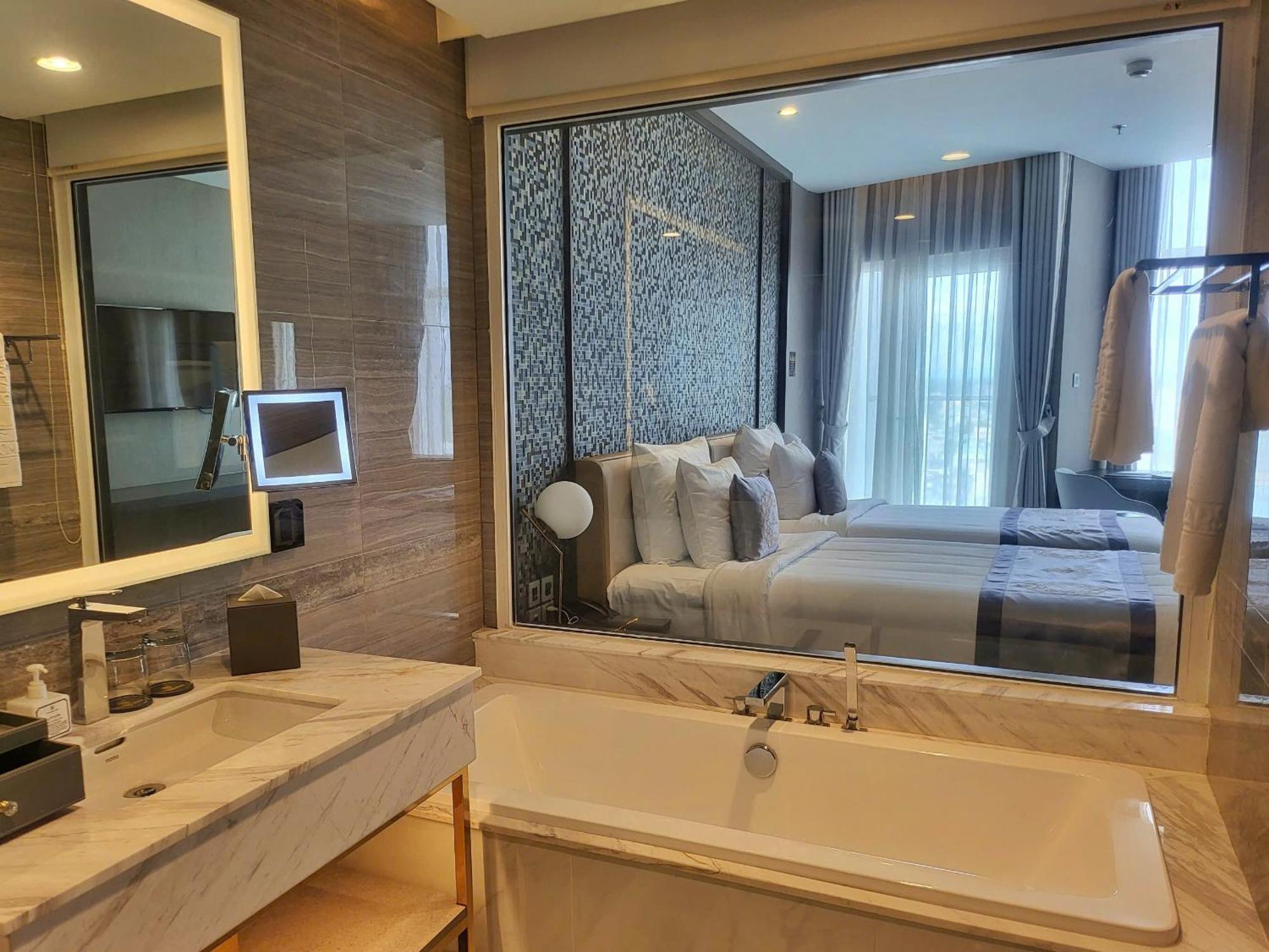 Diamond Stars Ben Tre Hotel Exteriör bild Bathroom