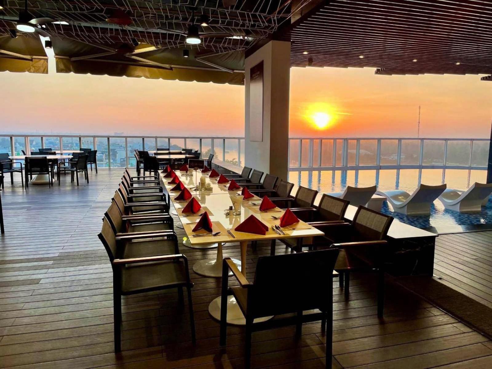 Diamond Stars Ben Tre Hotel Exteriör bild Sunset at the Sky Bar
